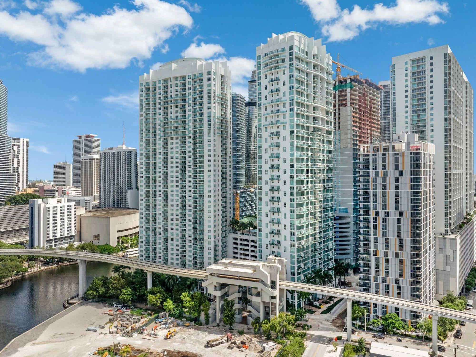 Brickell River Views- Modern Amenities In The Holiday home *