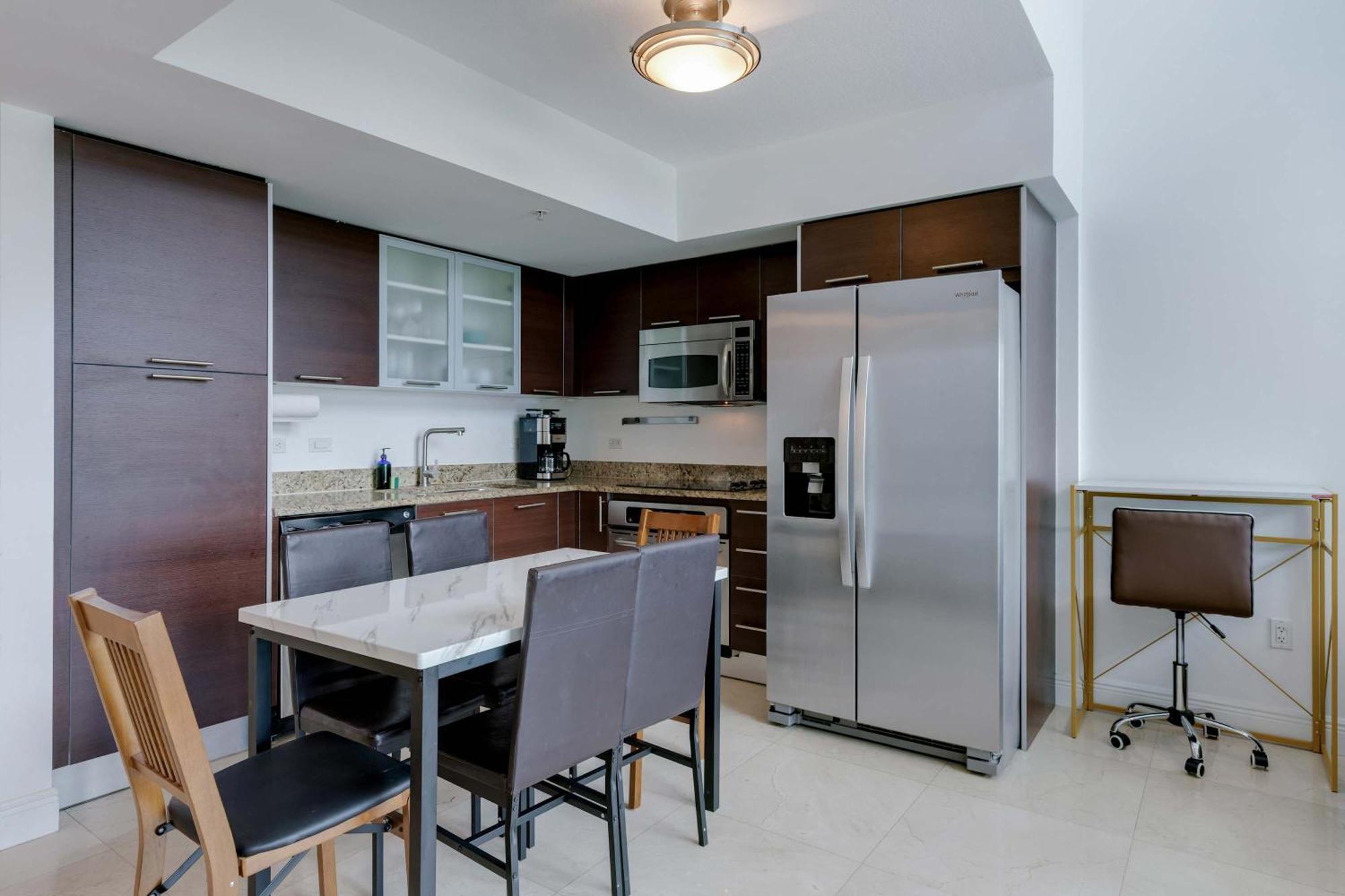 Brickell River Views- Modern Amenities In The Holiday home